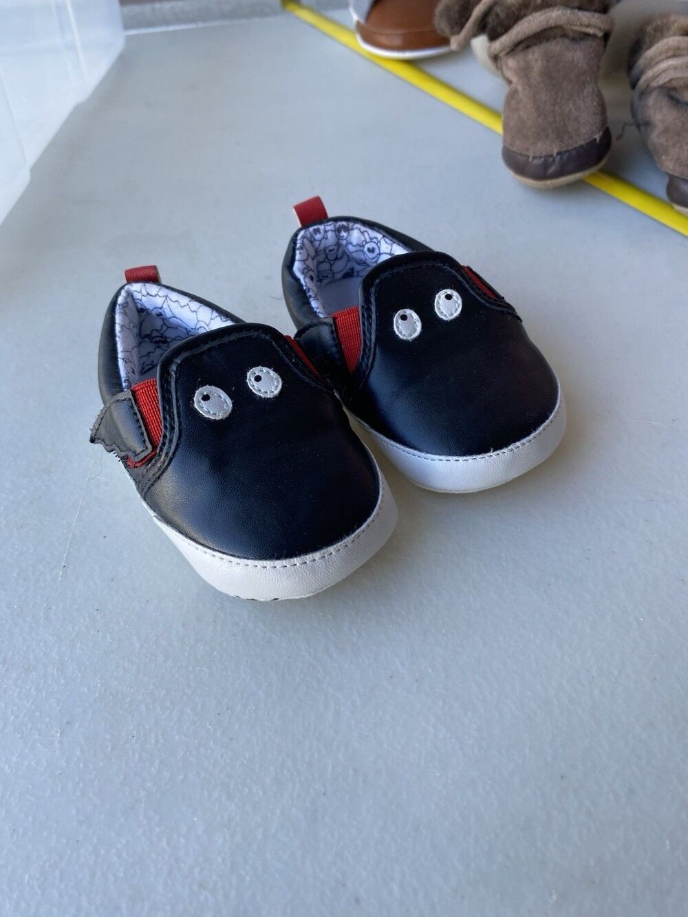 Rosie Pope Baby Bat Slip-On Crib Shoes 3-6 Months Black Red
